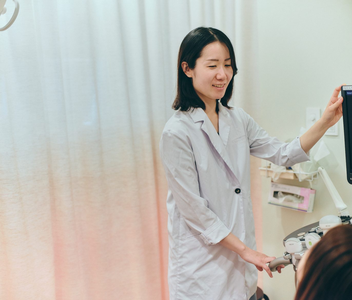 Dr. Ishibashi explaining an ultrasound examination