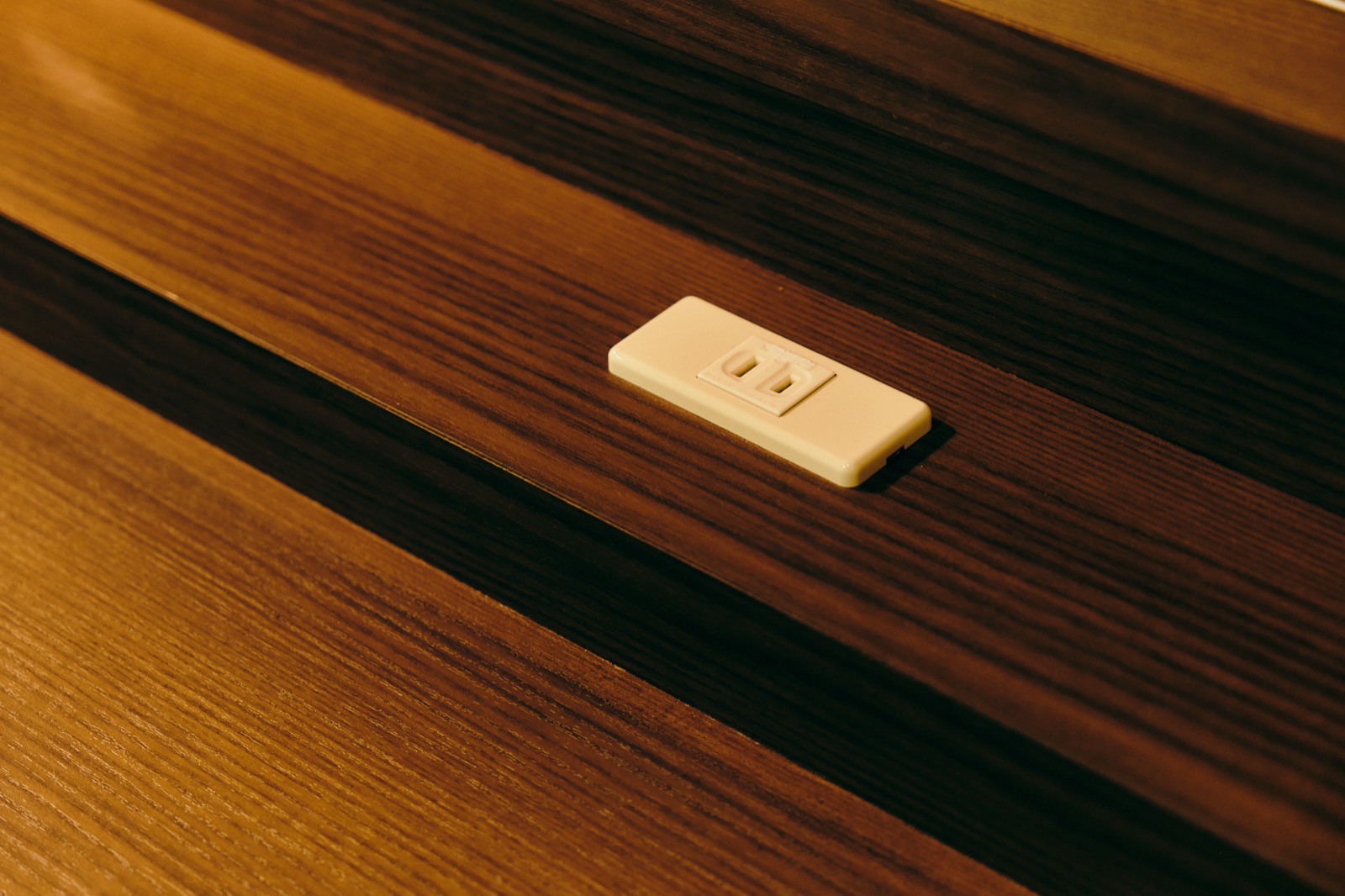 カウンター席の天板にある電源コンセント