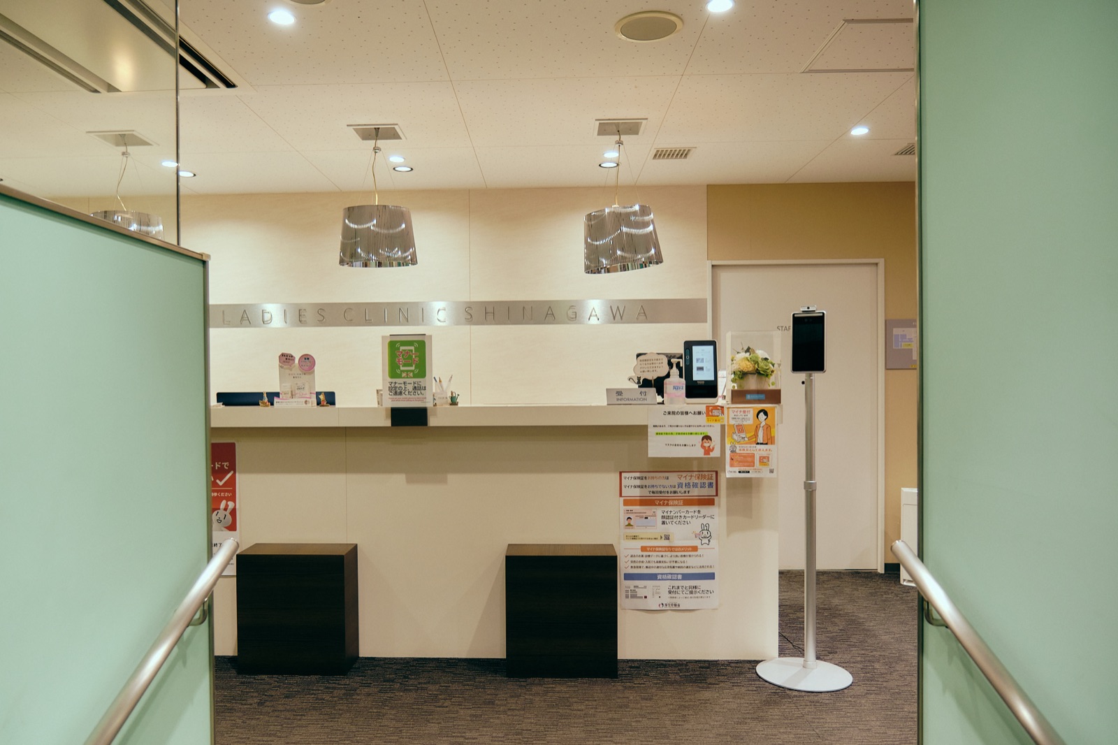 入口の手すりの先に見える受付カウンター