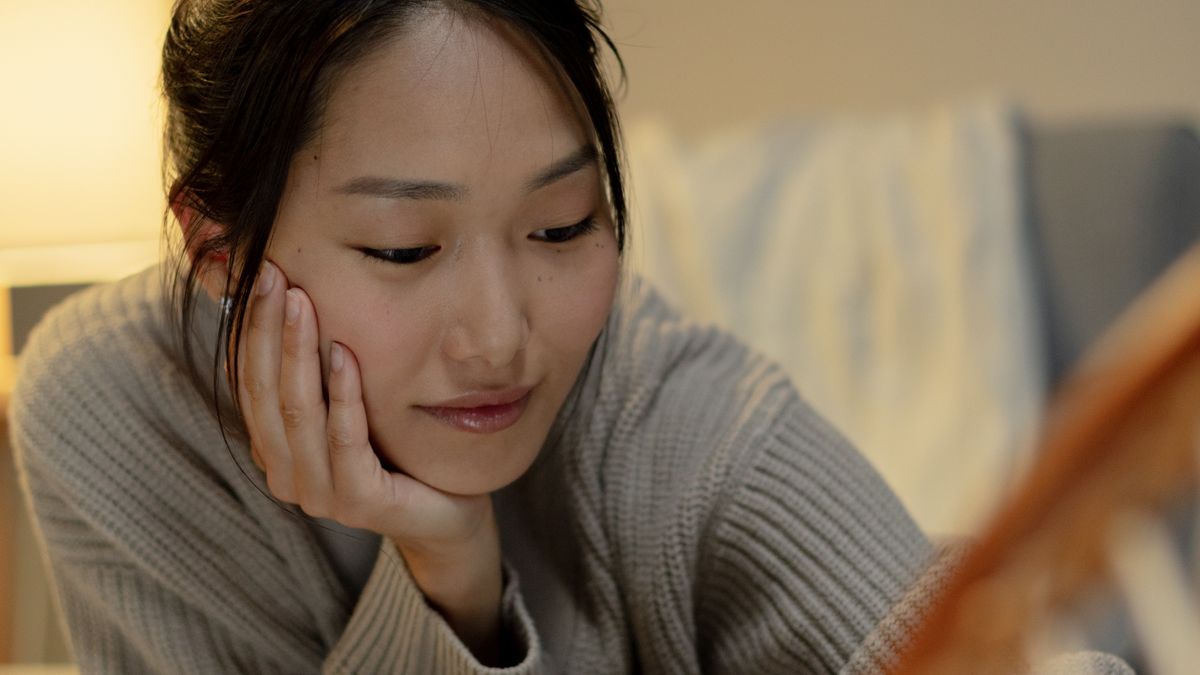 おりものの変化について考える女性のイメージ