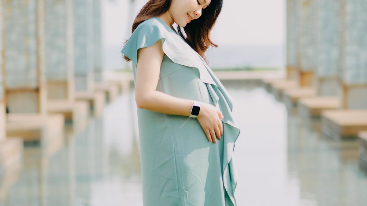 お腹に手を添える妊婦（体外受精・出産予定日のイメージ）