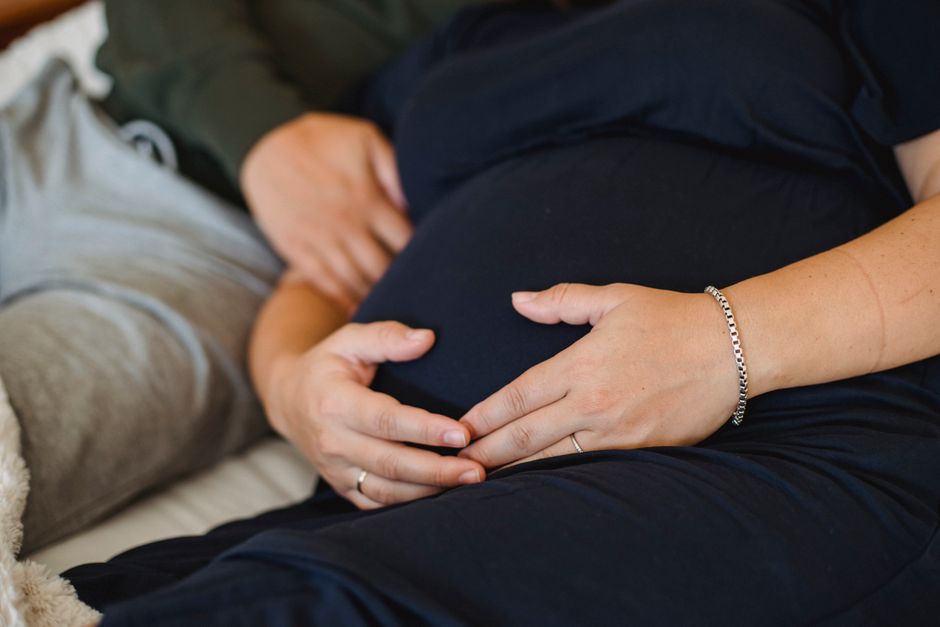つわりで不調な妊婦のイメージ