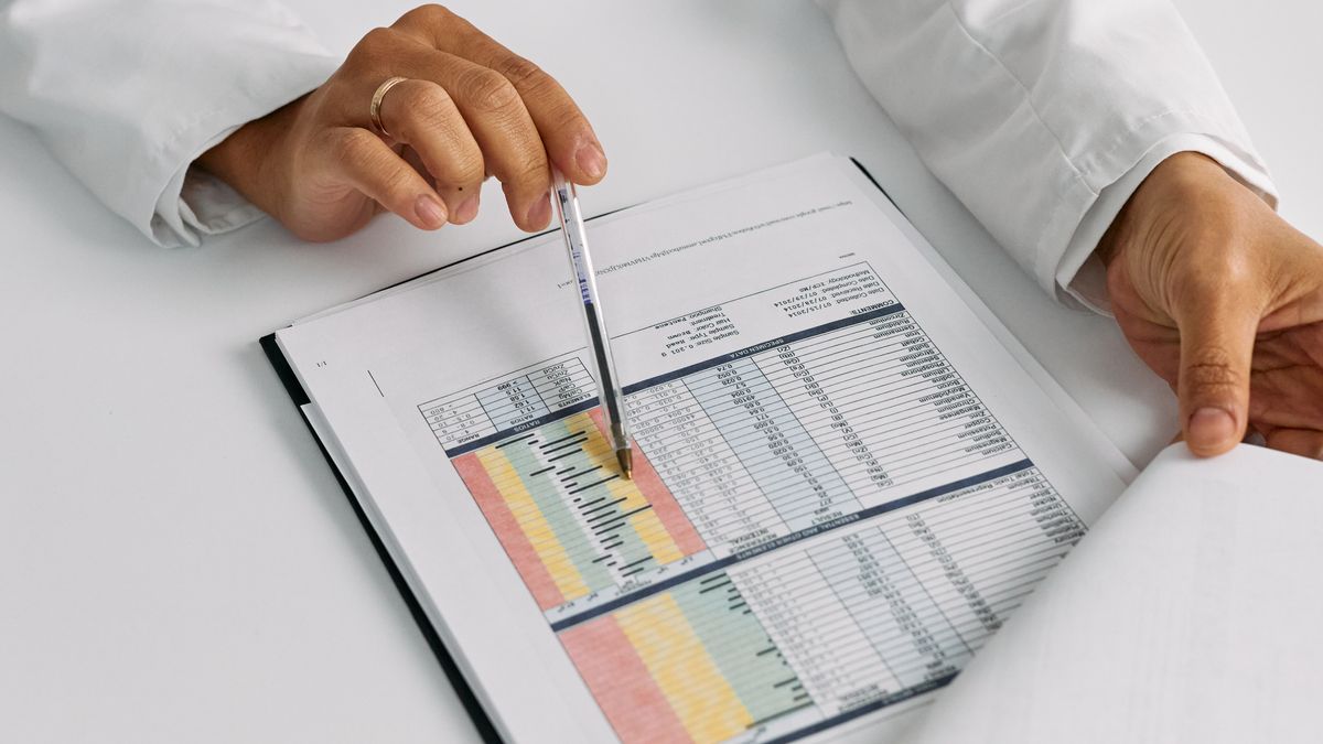 診察室で検査結果の資料を指しながら説明する医師の手元
