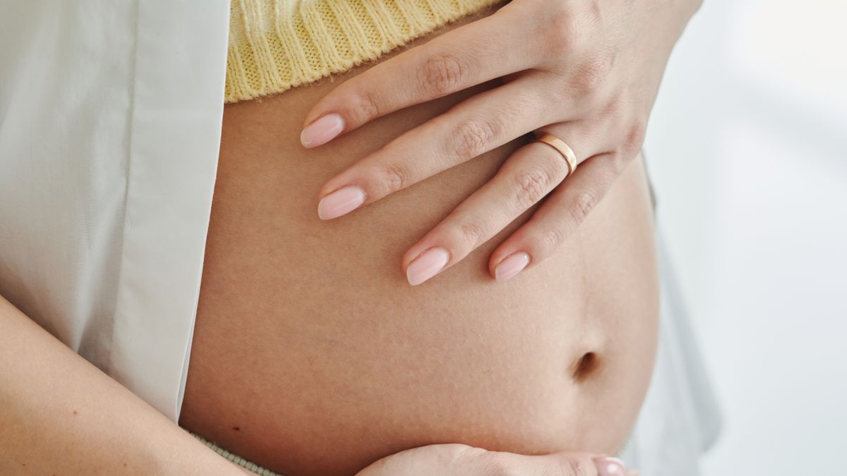 おなかに手を添える妊婦さん
