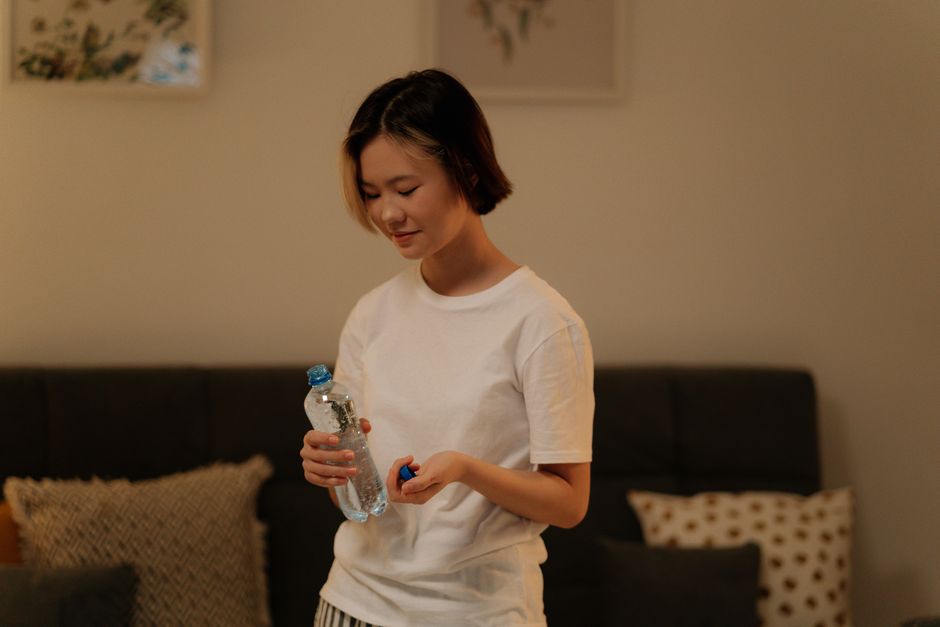 水分をこまめにとる女性のイメージ（膀胱炎の予防）