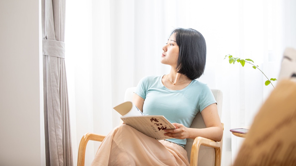 尿もれの改善の見通しについて考える女性｜東京・目黒のレディースクリニックなみなみ